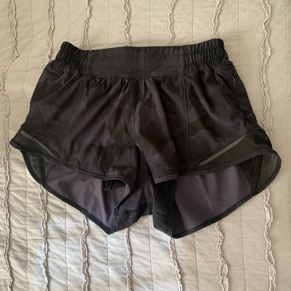 Lululemon Hotty Hot Shorts 2.5 Inch Inseam Camo Size 4